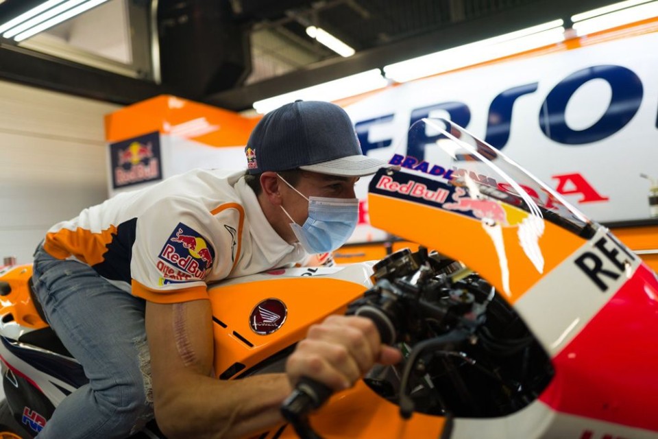 MotoGP: Marc Marquez risale sulla Honda (ferma nel box)