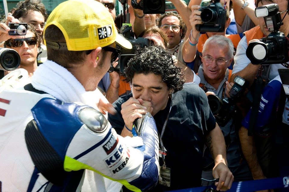 News: Morto Diego Maradona: amava le moto, incoronò Rossi il polso destro di Dio