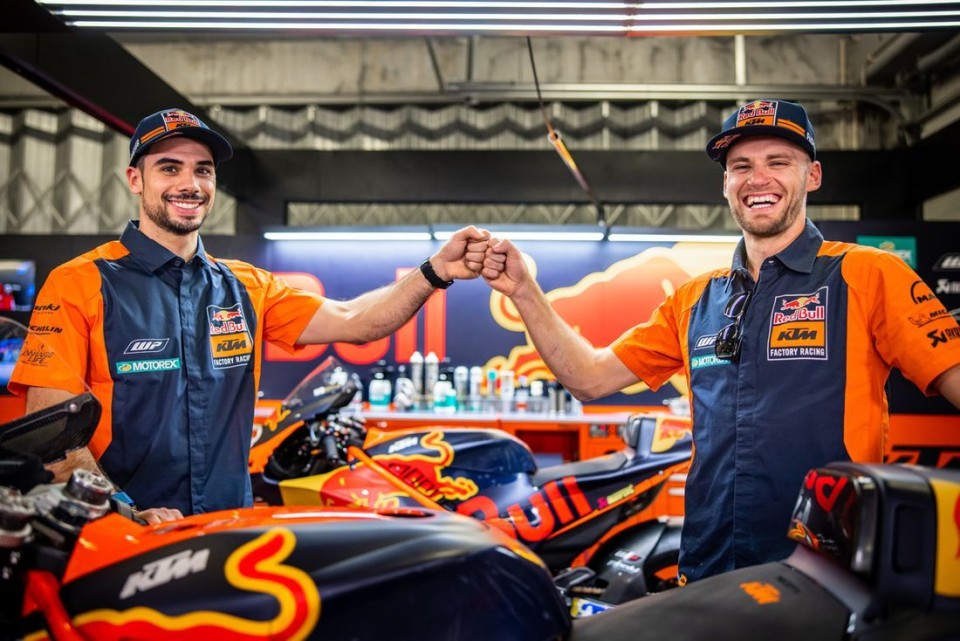 MotoGP: Prime foto per Binder e Oliveira da compagni nel team ufficiale KTM