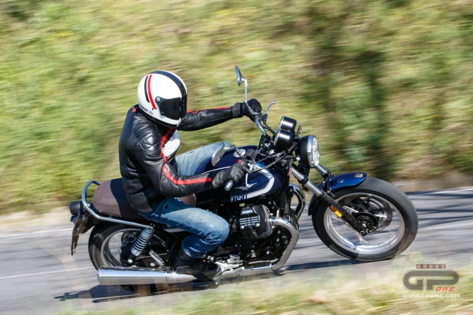 Moto - Test: Prova Moto Guzzi V7 my 2021, foto, caratteristiche, pregi e difetti