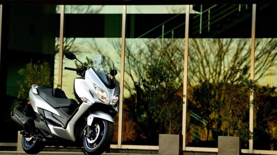 Moto - News: Suzuki Burgman 400 2021: il maxi-scooter si rinnova tra sport e arte