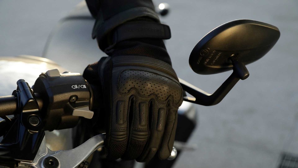 Moto - News: Spagna: per i motociclisti guanti obbligatori, al vaglio l'airbag