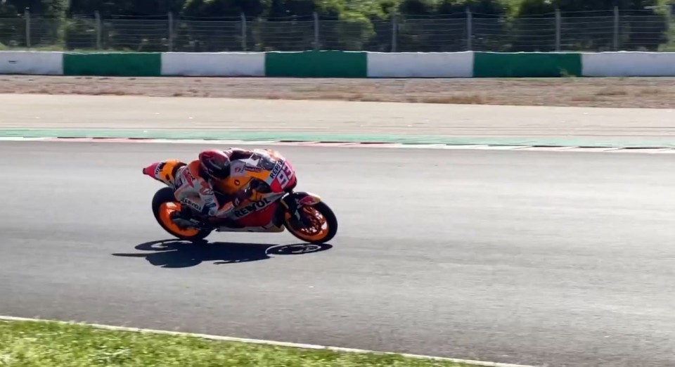 MotoGP: Video - Marquez già di traverso: l'ultima curva a Portimao
