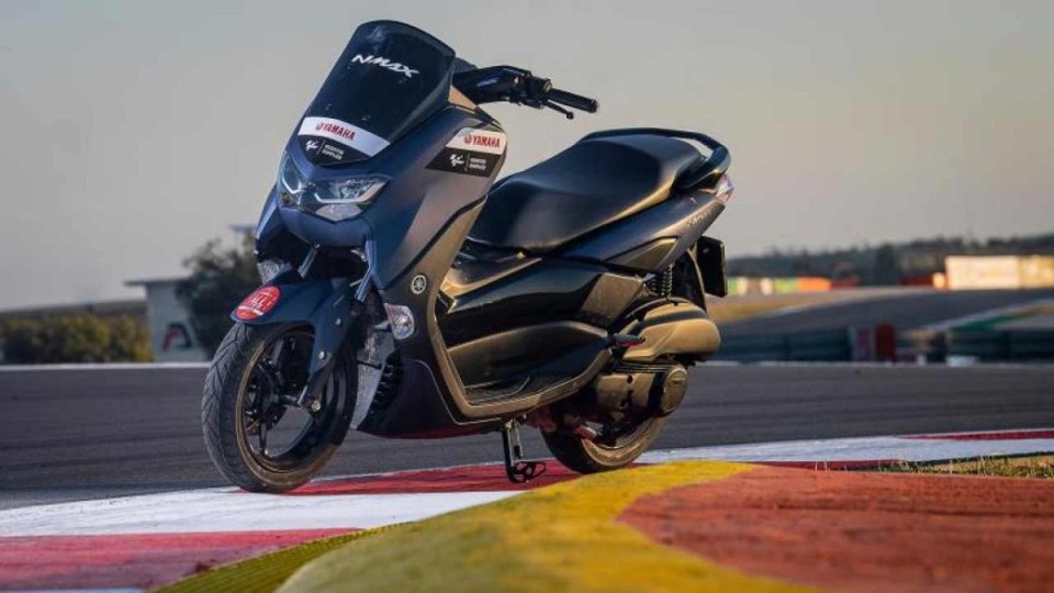 Moto - Scooter: Yamaha NMax: dalla città al paddock, è lo scooter ufficiale della MotoGP