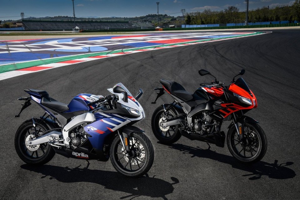 Moto - News: Aprilia RS e Tuono 125 2021: si rinnovano le sportive per i 16enni