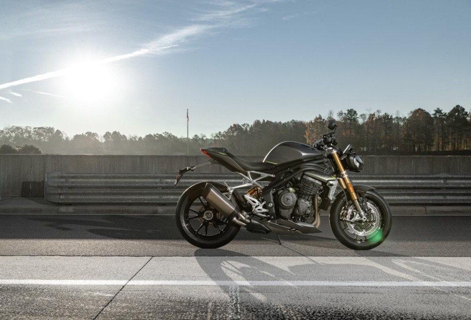 Moto - Test: Verso la prova: Triumph Speed Triple 1200 RS, hyper-naked da trono