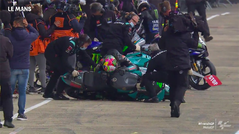 MotoGP: VIDEO - La caduta di Morbidelli nel box a Le Mans: potrà continuare il GP