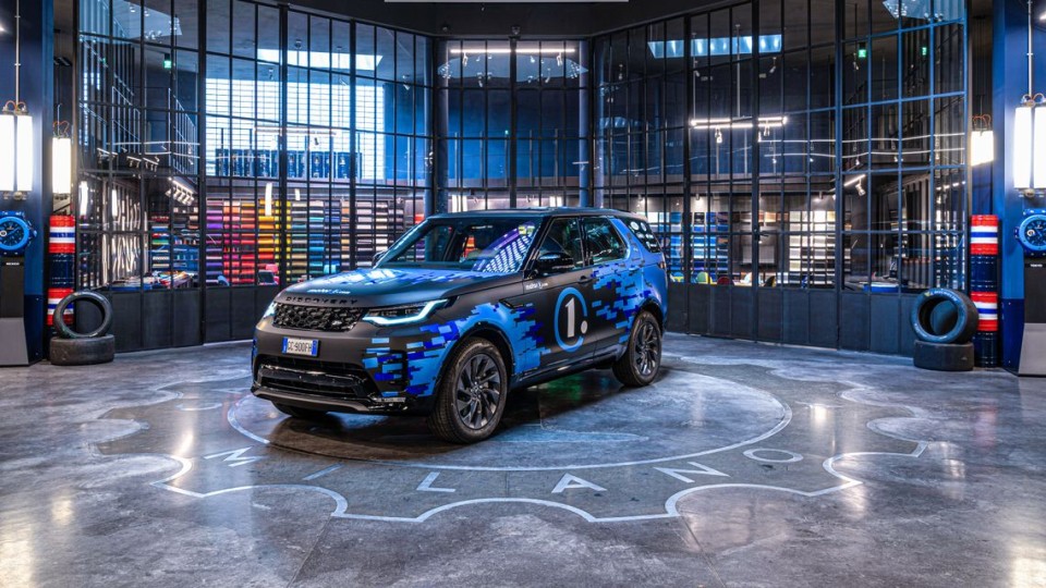 Auto - News: Motor1.com e Land Rover Discovery: la Crew Car per i video YouTube