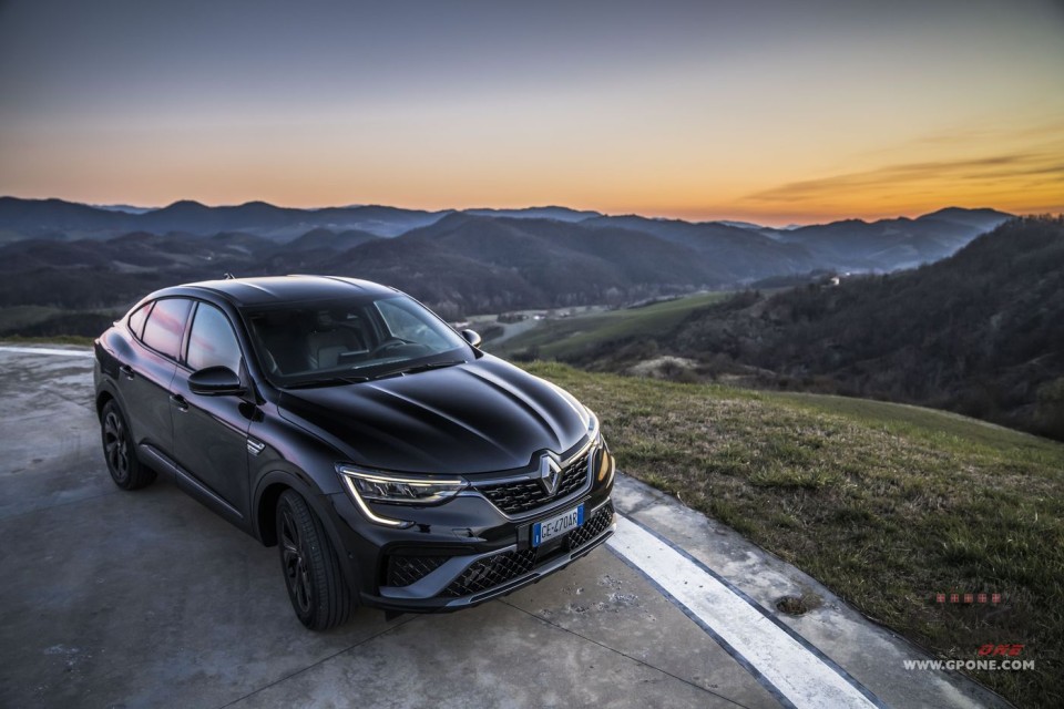 Auto - Test: Renault Arkana E-Tech Hybrid: SUV coupé ibrido