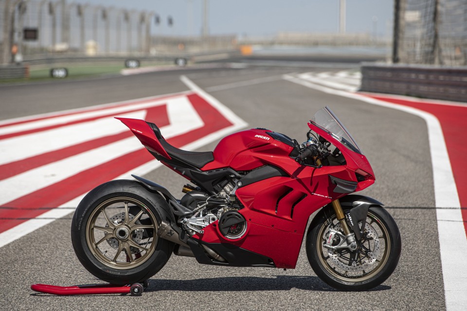 Moto - News: Ducati Panigale V4 2021: più racing con gli accessori Performance