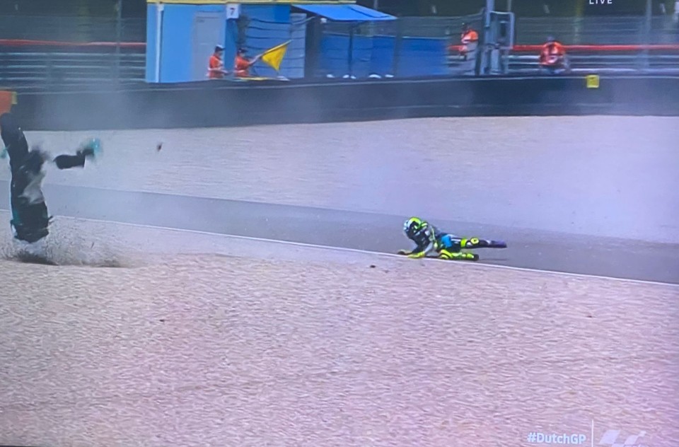 MotoGP: VIDEO Valentino Rossi disintegra la sua Yamaha ad Assen alla curva 7