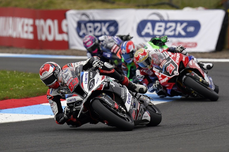 SBK: BSB Knockhill Gara 3: Skinner sfiora l'impresa, doppietta di Buchan