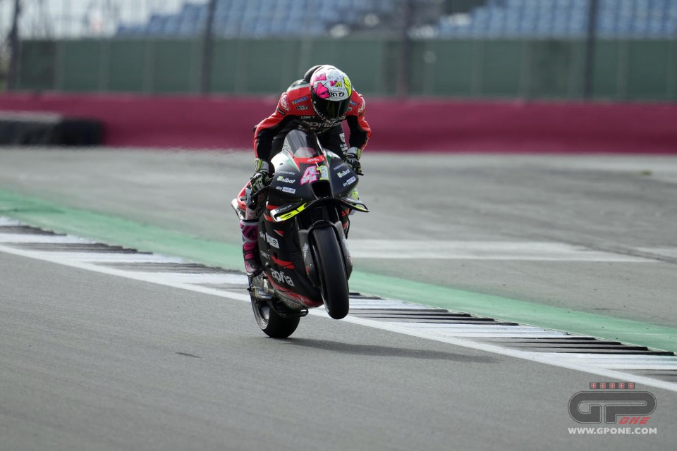 MotoGP: A.Espargarò mette l'Aprilia davanti a tutti nel Warm Up di Silverstone