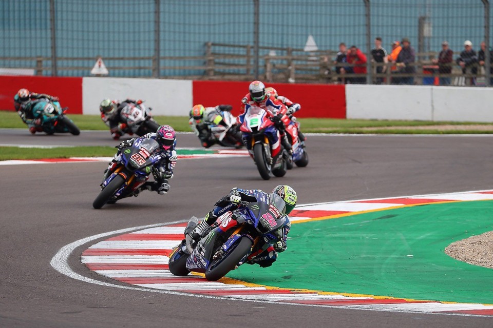 SBK: BSB: O'Halloran, Mackenzie e Bridewell festeggiano a Donington