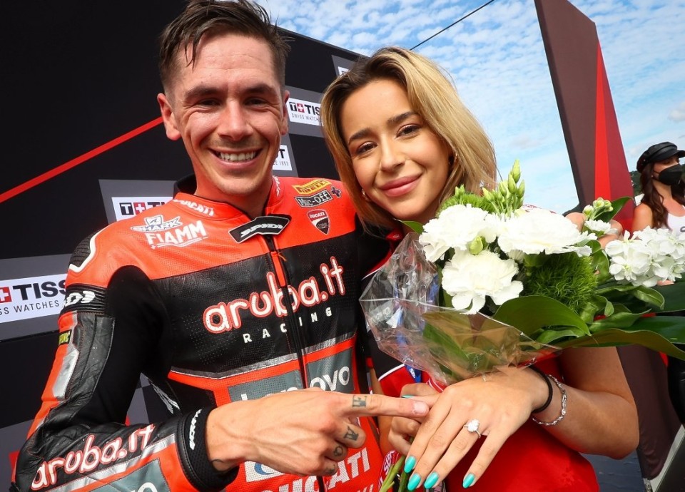 SBK: Redding celebrates in Most by asking his girlfriend to marry him!