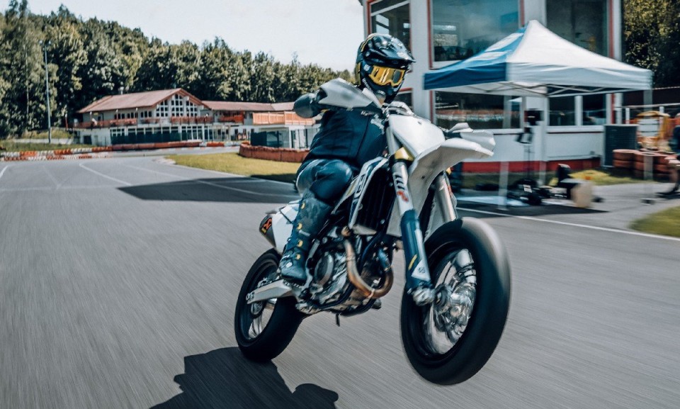 Moto - News: Husqvarna FS 450 2022, la supermoto racing nata per le corse