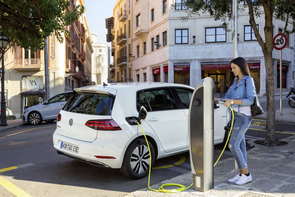 Auto - News: Aumento dei costi dell'energia: come la mettiamo con le auto elettriche?