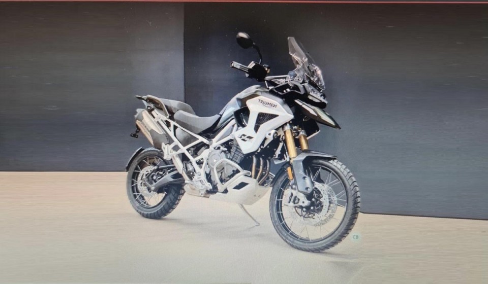 Moto - News: Triumph Tiger 1200, prima foto senza veli della maxi enduro inglese