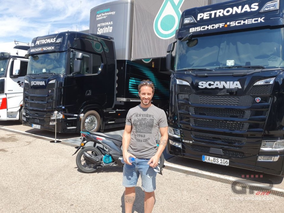 MotoGP: FOTO E VIDEO - Andrea Dovizioso ospite speciale di Petronas ad Aragon