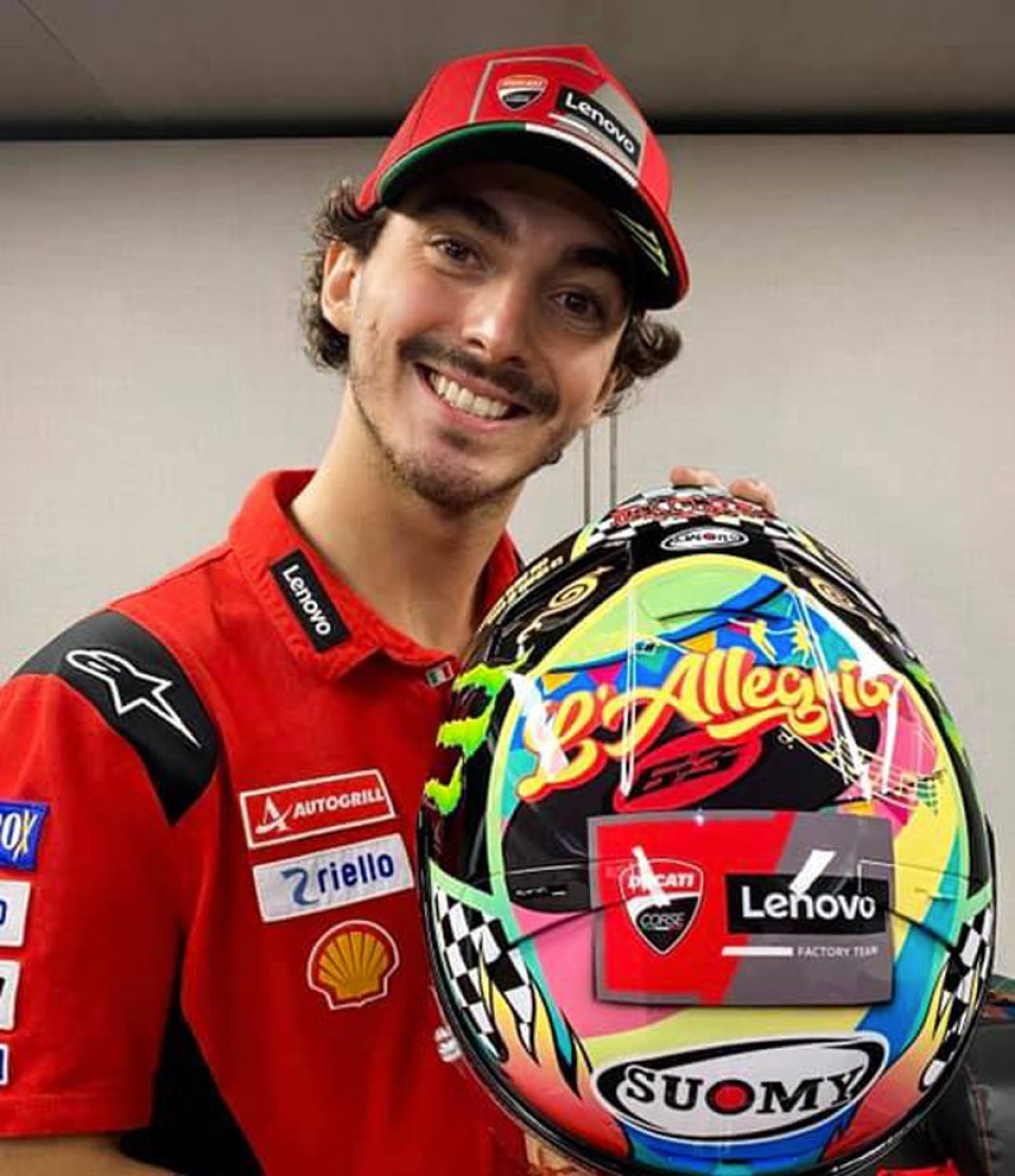 MotoGP: L'Allegria di Bagnaia: un casco dedicato a Morandi e Jovanotti