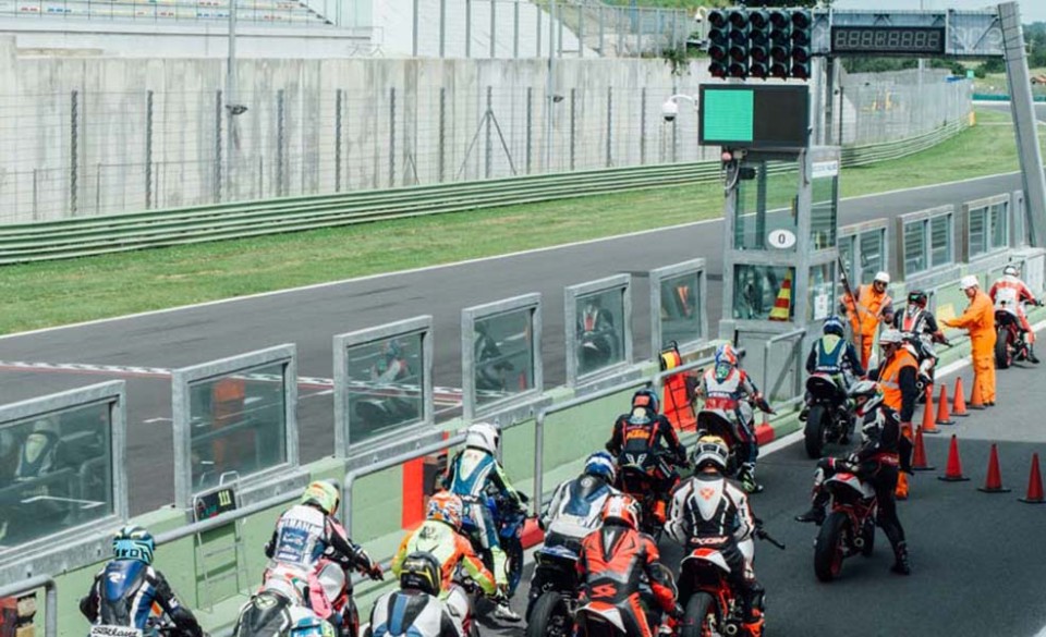 MotoGP: Addio alle vecchie bandiere, con DZ si entra nell'era delle DZ-eFlag
