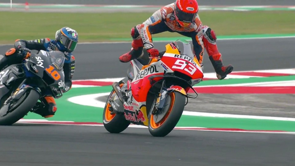 MotoGP: VIDEO - Torna la magia di Marc Marquez: salvataggio da circo a Misano