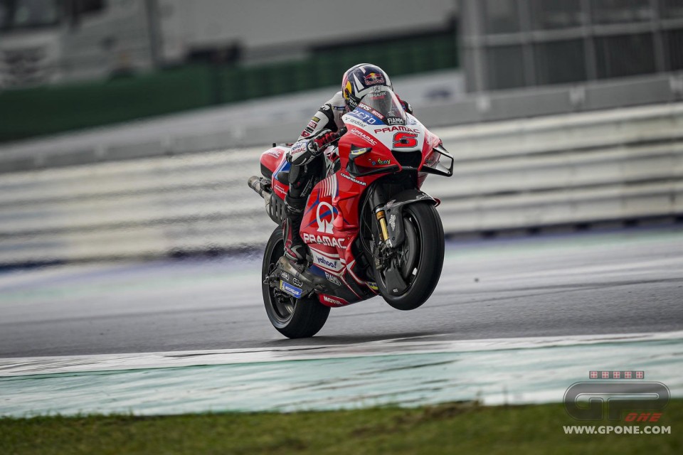 MotoGP: Zarco fa il vuoto sul bagnato in FP1 a Misano: Marquez 2°, cade Bagnaia