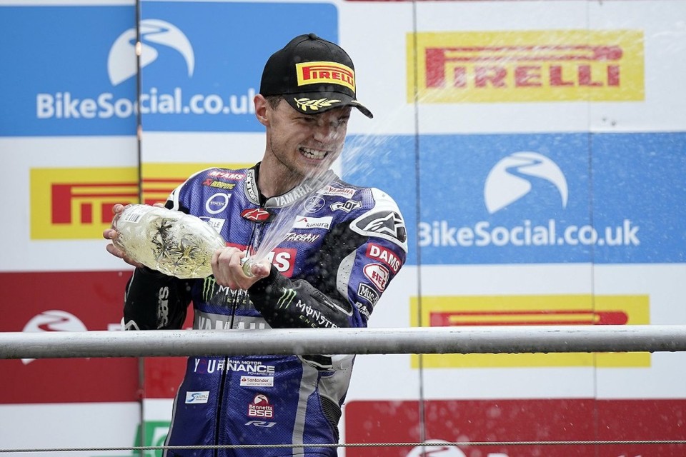 SBK: BSB: Mackenzie regola Bridewell in Gara 1 e allunga nella finale di Brands Hatch