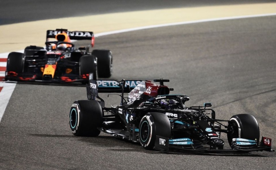 Auto - News: F1: Hamilton e Verstappen danno spettacolo in Bahrain. Leclerc 6°
