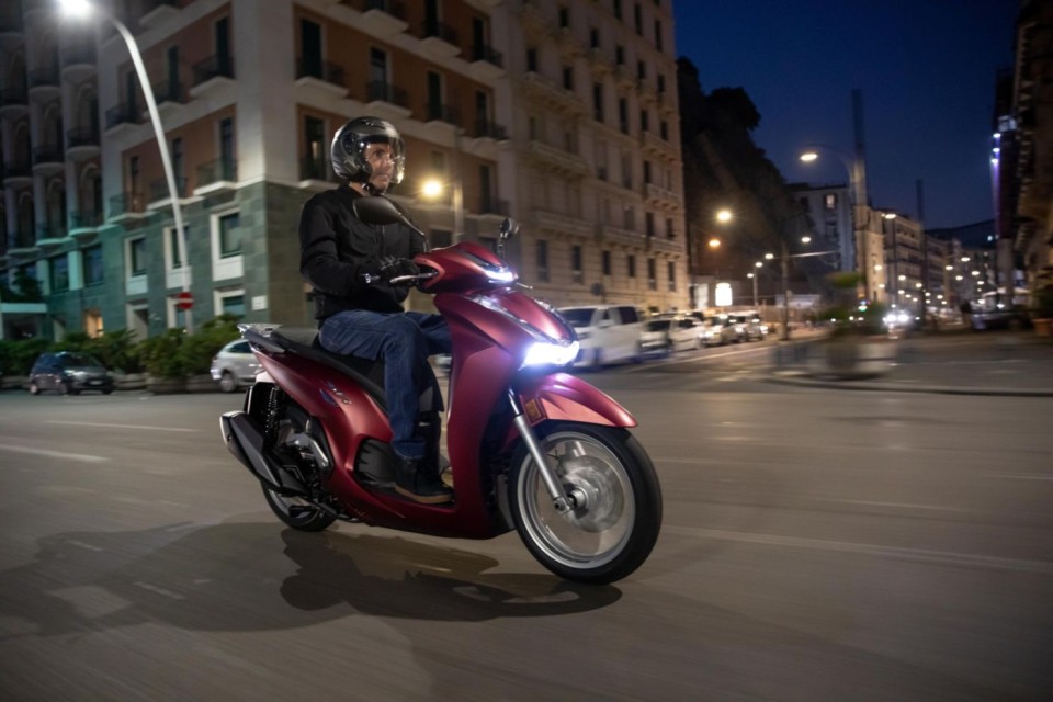 Moto - Scooter: Honda SH 350 2022, si affina e guadagna nuove colorazioni