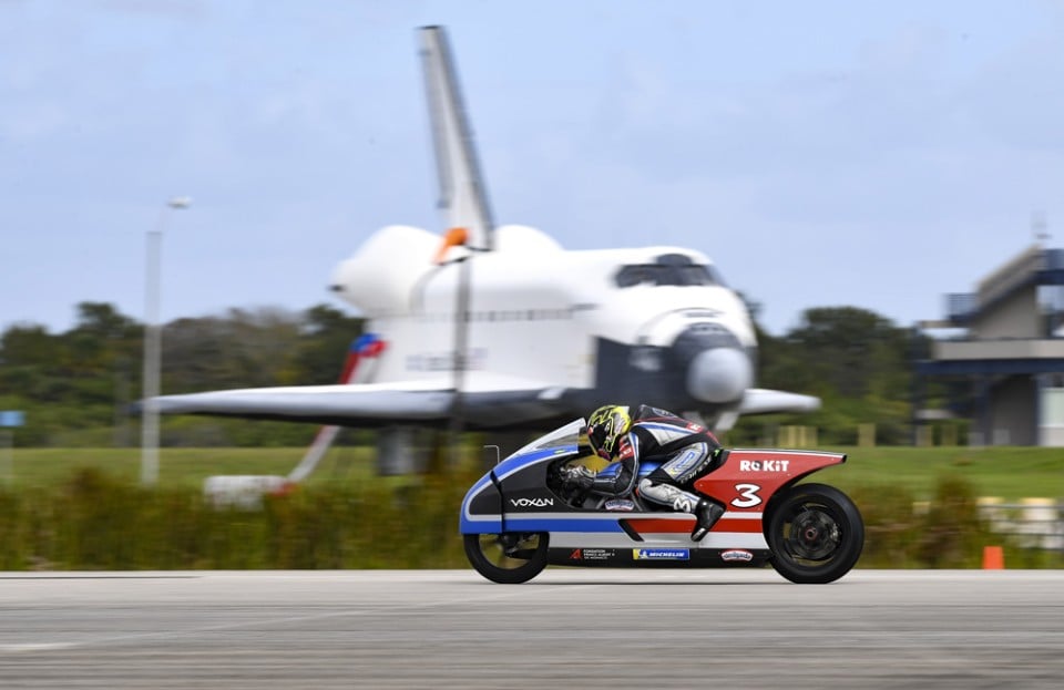 News: Biaggi 'oltre il muro del suono': a più di 455 Km/h sulla Voxan elettrica