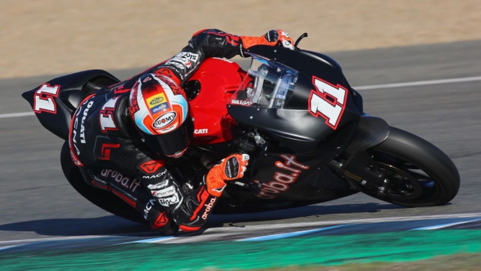 SBK: Bulega: “Riding the Ducati V2 was shocking”
