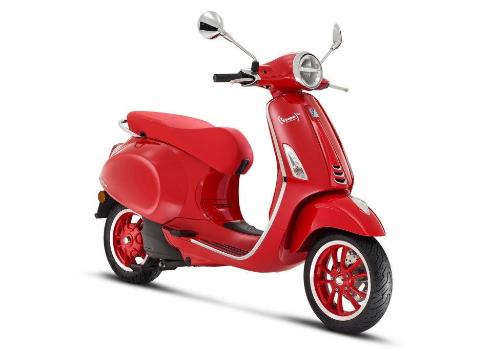 Moto - Scooter: EICMA 2021: Vespa Elettrica (RED), vestito rosso contro le pandemie 