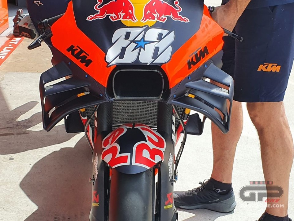 MotoGP: FOTO - KTM 'raddoppia' le ali: nuova aerodinamica a Sepang