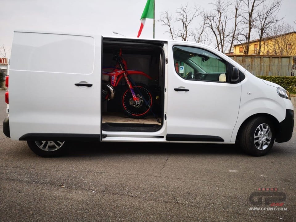 Auto - Test: Prova Opel Vivaro, il furgone per l’enduro 2 tempi