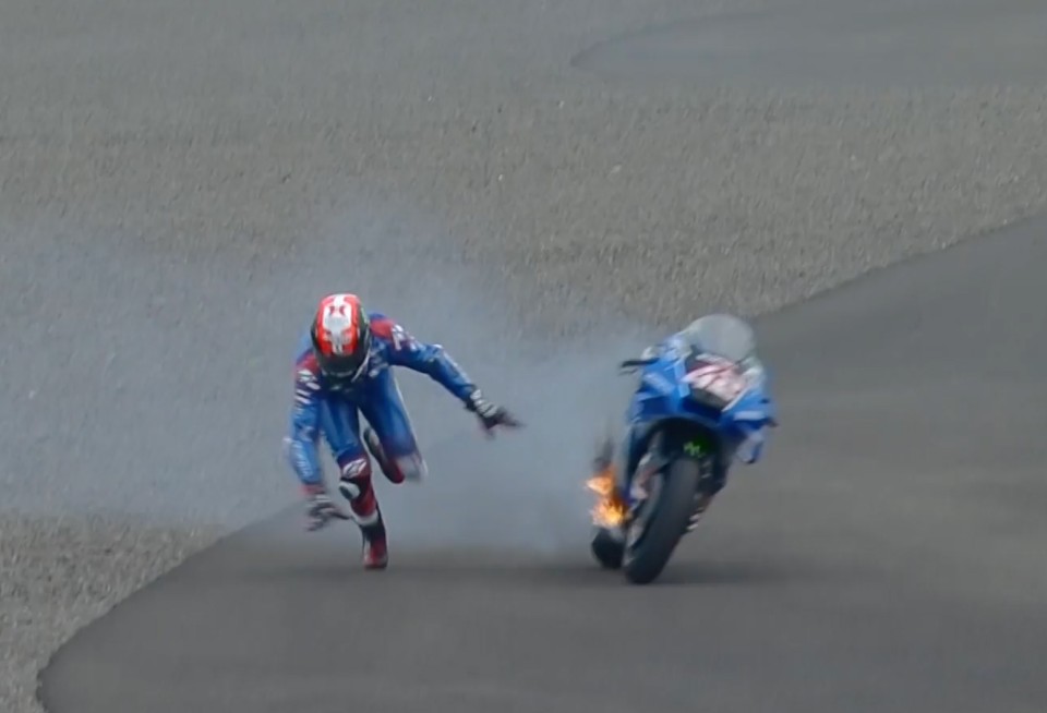 MotoGP: VIDEO - Bandiera rossa nelle FP4 a Mandalika: a fuoco la Suzuki di Alex Rins
