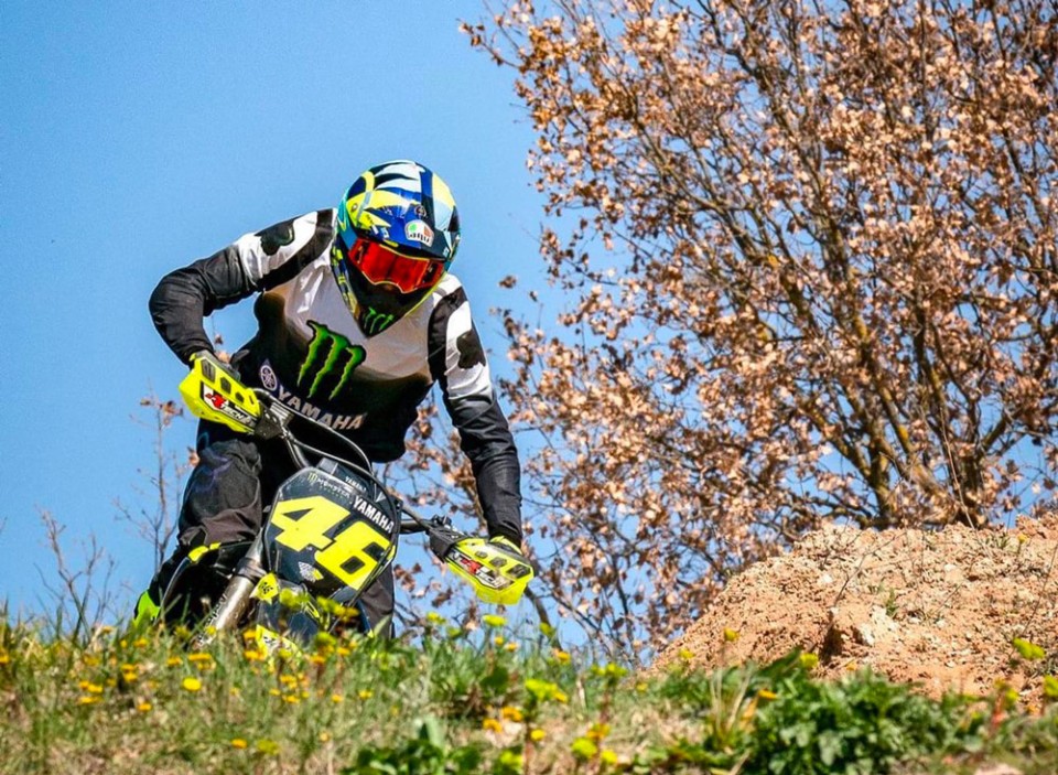 MotoGP: FOTO - Valentino Rossi festeggia la primavera con piada e motocross