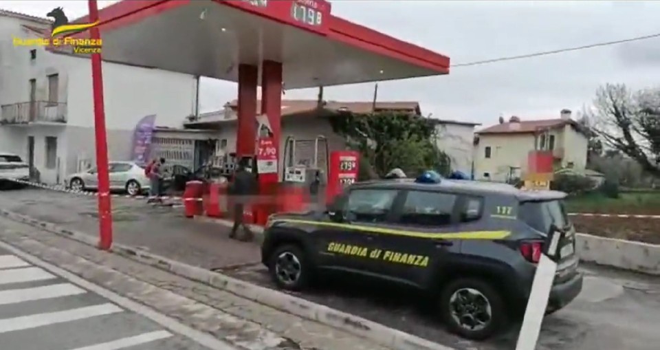 Auto - News: Vicenza: 18 mila litri di carburante annacquato, scattano i sigilli