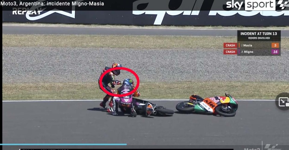 Moto3: VIDEO Fallo di rezione di Masia dopo la collisione con Migno