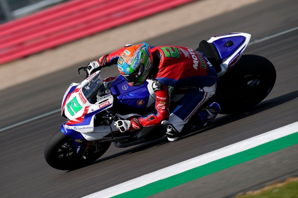 SBK: Perfect Saturday for Irwin and Honda in BSB with pole position and win!