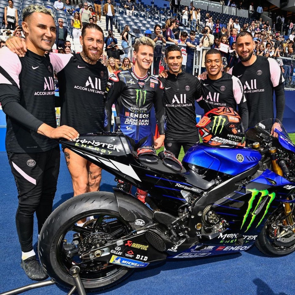 MotoGP: Quartararo con la Yamaha M1 nello stadio del PSG con Mbappé e Neymar