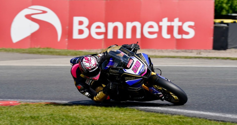 SBK: Bradley Ray torna al successo nel British Superbike a Oulton Park