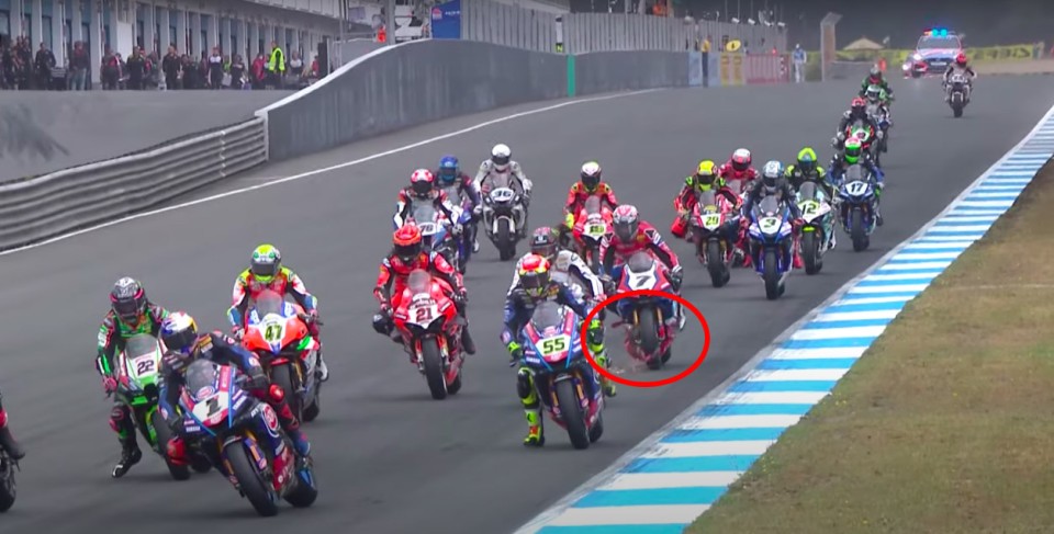 SBK: VIDEO - L'esplosione del parafango anteriore di Lecuona a Estoril