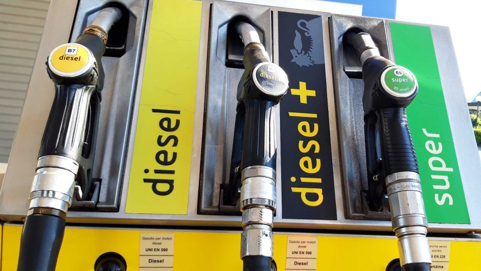 Auto - News: Benzina e diesel: perché il prezzo continua a salire senza sosta? 