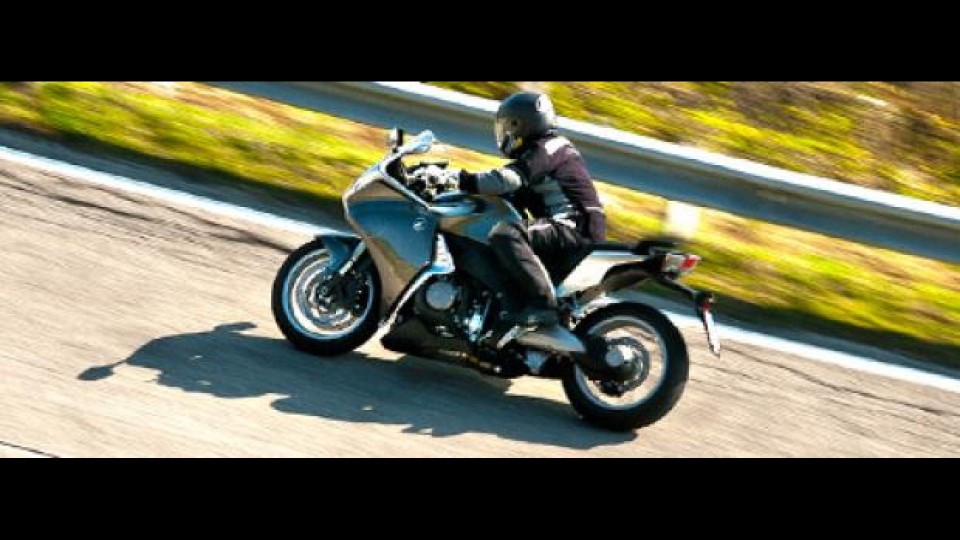 Moto - News: Sardegna: biker milanese a 174 km/h tra i tornanti, scatta l'inseguimento