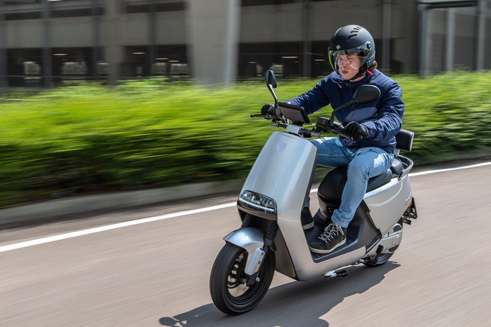Moto - Scooter: Yadea G5S: scooter elettrico dal design pulito e con doppia batteria 