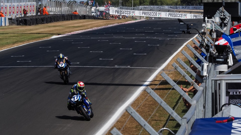 SBK: Ottovolante Aegerter, è vittoria a Donington, 2° Baldassarri, 3° De Rosa