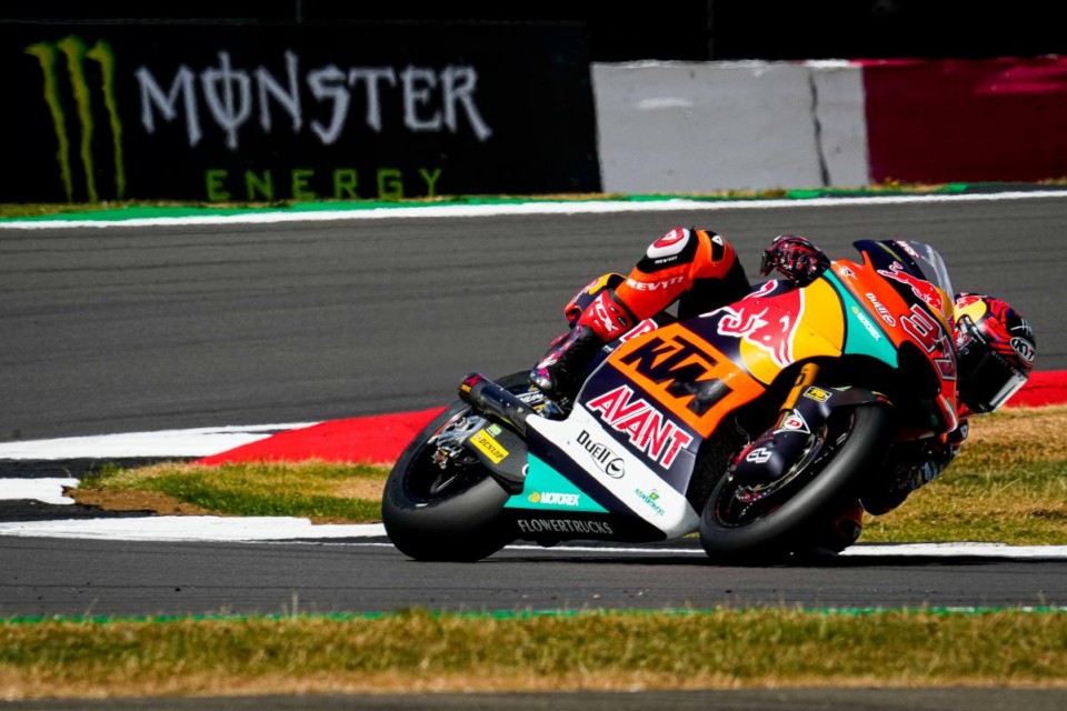 Moto2: Silverstone: A. Fernandez trionfa e si prende la vetta del Mondiale