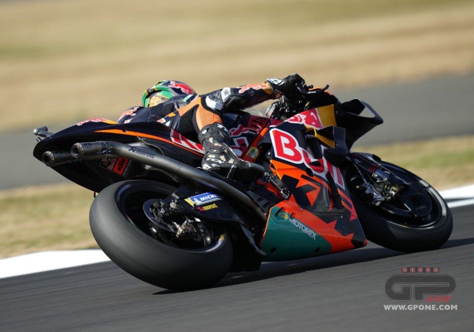 MotoGP: FOTO - KTM a Silverstone con una marmitta da record... in lunghezza