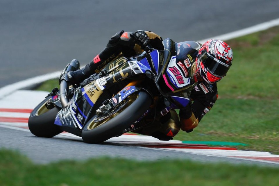 SBK: BSB: Attimi di paura per Jones, Ray trionfa in Gara 1 a Cadwell Park